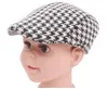 2020 Nya Barn Flickor Boys Beret Mössor Vinter Höst Barn Mössor Fotografi Props Infant Tillbehör Kepsar Barn Plaid Beret 2-6Y