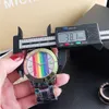 Marken-Quarz-Armbanduhren für Männer, Frauen, Mädchen, Regenbogenfarben, bunter Stil, Matel-Stahlbanduhr M93215z