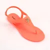 2020 Nya Damsandaler Sommarmode Peep Toe Jelly Flip Flops spänne Halkfria platta sandaler Kvinna sandalia feminina