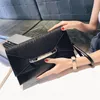 クロスボディ女性のクロスボディバッグPUレザーハンドバッグ2021女性の買い物客の財布ファッションカジュアルな個別デザイン大容量封筒バッグ