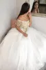 Золото вышитые бисером Белый Quinceanera платья 2021 Boho Off Плечо Тюль бальное платья Пром халаты де soirée Сладкие 16 Платье 15 девушек