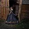 Mexiko Charro Black Sweet 16 Klänningar Flickor Broderade Beaded Off The Shoulder Satin Ball Gown Long Quinceanera Klänning Prom Graduation Dress