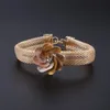 Set di gioielli classici per donne Collana a forma di fiore Orecchini Bracciali Set di anelli Gioielli color oro 4 pezzi Regali di nozze per feste