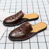 Topp Qulity Luxury Mens Designer Krokodil Mönster Tofflor Äkta Läder Mules Rum Utomhus Slides Sandaler Klassisk Svart Brun Stor Storlek 38-45