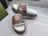 8A-Nieuwe patroon slippers designer slippers lederen sandaal dia's 2 riemen met aangepaste gouden gespen vrouwen zomer flip flops hebben box maat 35-42AAAA