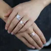 2021白いCZの舗装ドロップスパークの結婚式の婚約ブライダル繊細なリングが付いている女性レディジュエリー