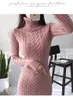 Nuevo diseño de cuello alto de mujer de manga larga de lana gruesa de punto de color sólido engrosamiento cálido espalda ventilación jag midi suéter largo vestido SML