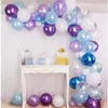 púrpura decoración de globos blancos