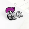 Sereia Pins Mermaid Skeleton Fishbone Broche Cabelo Roxo Sereia Peixes Esqueleto Esqueleto Crianças Esmalte Pins Bagge Broche