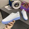2022 Üst Marka Tasarımcısı Klasik Kabartmalı Moda kadın Küçük Beyaz Ayakkabı Bayanlar Rahat Sneakers Hakiki Deri MKJLCC0001