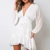 Aachoae Kobiety Sexy Głębokie V Neck White Lace Ruffle Sukienka Lato Szyfonowa Mini Party Dress Damska Długie Rękaw Wakacyjny Suknie Plażowe LJ200818