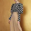 TWOTWINSTYLE Polka Dot Blusa de mujer Linterna Manga larga O Cuello Camisas Mujer Otoño Moda de gran tamaño Nuevas damas OL Estilo LJ200812