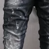 Calça jeans masculina azul lixívia, arrumada, motociclista, mancha de pintura, danos, slim fit, angustiada
