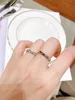 Lyxig punkbandring av hög kvalitet med rombform och glittrande diamanter i 18K rosguld och platina ring för kvinnor bröllop jewe186m