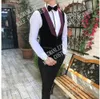 Nyaste 2020 Burgundy Velvet Lapel Wedding Suits Tuxedos Slim Fit 3 Pieces Men Prom Pook Peaked Lapel Bästa Man Business Clothes