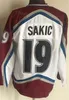 Erkekler Buz Hokeyi Vintage Retro 21 Peter Forsberg Formalar 19 Joe Sakic 33 Patrick Roy 8 Teemu Selanne 9 Paul Kariya 52 Adam Foote Beyaz Bordo Maroon Kırmızı Ev Xuebeng