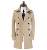 beige dubbelknäppt trenchcoat