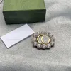 Ny produktlansering Pearl Designer Letter Brosch Charm Lady Jewely Lady Pin Party Gift Chest269o