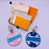 No Box Blue Pink Keychain L حرف طباعة شكل جولة على شكل سلاسل مفتاحية للسيارة أزياء الرجال للنساء