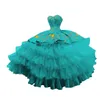 2022 Puffy Or Brodé Quinceanera Robes Charro Robe De Bal Pour Les Femmes À Plusieurs Niveaux En Organza Satin Perlé Doux 15 Filles De Bal Robe Formelle Plus La Taille