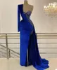 2022 Abiti da ballo a sirena in velluto blu royal sexy Una spalla Spacco laterale Perline Abito da sera Appliques su misura Ruffles Lunghezza pavimento Celebrity Party Gown CG001