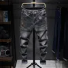 Homens streetwear hip hop japonês vento chinês dragão bordado fino ajuste calças de brim retas homem motocicleta motociclista denim calças203u