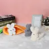 Osterparty-Kaninchenspielzeug, grau-weißes hellgelbes Hasen-Stofftier in einer Karotte für Kindergeschenke, Frühlingsfeiertagsdekorationen