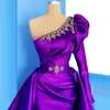 2020 violet One Shoudler sirène robes de soirée à manches longues perlées robes de soirée en satin cristal robe formelle avec train détachable