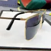 Gafas de sol de estilo noble para hombre, gafas cuadradas con diseño de lentes grises, patrón grabado, montura fina de metal dorado, gafas de sol para mujer 0235w