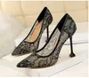 2021 Hot Selling Girls Sexig Tunn Heel Dress Shoes Office Lady Arbete Pekade Toe Högklackade Pumpar Kvinnor Sexig Lace Pump Röd Skostorlek 35-40