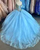 Or Baeded Crystal Prom Sweet 16 Robes Filles Bleu Ciel Tulle V-cou Applique Corset Retour Quinceanera Robe Robes De Festia Party