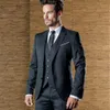 Guapo Charcoal Custom Mens Trajes de boda Peaked Lapel Slim Fit Novios Tuxedo Tres piezas Traje de negocios (chaqueta + pantalones + chaleco) 201106