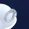 Transgems 10k oro blanco tres piedras 2ct 7.5mm corte cojín Moissanite anillo de compromiso para mujeres joyería fina Y200620