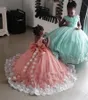 Adorável Rosa Puffy Meninas Pageant Vestidos Um Ombro Branco Laço Artesanal Flores Frisado Crianças Flor Meninas Aniversários Vestidos Vestidos de Soirée