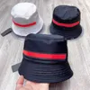 2021 Diseñador de lujo Venta al por mayor-Verano Sombrero de cubo Protección Pesca Marca de alta calidad Letras de color puro Bob Boonie Sombreros de cubo de cuero