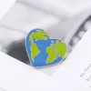 Green Earth Heart World Map étiquette Épingles en alliage Brooches Hat Vêtements Sac Email Pin de voyage Badge commémoratif Gift de bijoux unisexe7167314