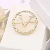 Hurtownie 18K Pozłacane Letter Broszki Projekt Luksusowy Broszka Vintage Kobiety Rhinestone Pin Moda Biżuteria Odzież Dekoracja Akcesoria Prezent