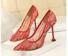 2021 Hot Selling Girls Sexig Tunn Heel Dress Shoes Office Lady Arbete Pekade Toe Högklackade Pumpar Kvinnor Sexig Lace Pump Röd Skostorlek 35-40