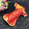 Unieke Chinese stijl Cheongsam Christmas Wine Fles Cover Tassen Tafel Diner Decoratie Zijde Brocade Verpakking Pouches 10 Stks / partij Mix Kleur Fit 750ml