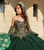Vintage mexikanische Mädchen-Quinceanera-Kleider aus dunkelgrünem Samt mit goldfarbenen Pailletten und Spitze, appliziert, süße 16-Kleider, luxuriöse Ballkleider für den Abschlussball, Festzug, Vestidos de XV
