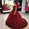 Burgunderrotes, schulterfreies Ballkleid, Spitzen-Abschlussball-Quinceanera-Kleider 2021 mit Applikationen, Flügelärmeln, Sweep-Zug und Tüll-Abendkleider274r