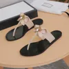 Lyxdesigner Flip Flops Metal äkta läder tofflor Kvinnor Summer Slides Sandaler Lovely Blig Tie Flat Slippers