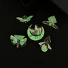 Broche de noctilucencia de esmalte de dibujos animados, alfileres de luciérnaga de polilla de insecto fluorescente, hebilla antiluz de aleación de mariposa, adornos de insignia A329K