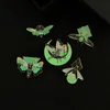 Dessin animé émail Noctilucence broche fluorescente insecte papillon luciole broches unisexe papillon alliage Anti-lumière boucle Badge ornements A221C