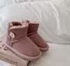 Vente chaude design classique AUS U5991 bouton bébé garçons filles enfants bottes de neige en peau de vache en peau de mouton garder des bottes au chaud cadeaux d'anniversaire de noël