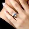 Qyi Silver 925 Rings Женщины обручальные серебряные кольца с моделируемым бриллиантом Очень блестящее свадебное подарочное кольцо камня размером 11523 Ct Y18820601