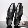 Moda uomo scarpe formali di alta qualità traspirante PU pelle personalità uomo d'affari abito mocassini scarpe da sposa Oxford Y200420