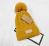Zimowe czapki dla kobiet ciepłe piłkę do włosów podwójnie grube czapki moda stałe kolory szerokie mankiety młode czapki Style3890396