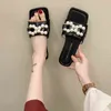 Terlik Kadınlar Yeni Yaz Sandalet Kadın Dize Boncuk Düz Kare Ayak Mizaç Sandal Bayanlar Sıcak Artı Boyutu Yumuşak Slaytlar 220304