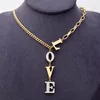 Gioiello per collana spessa con lettera LOVE placcata in oro 18 carati placcato in acciaio al titanio adatto per collane di coppia
